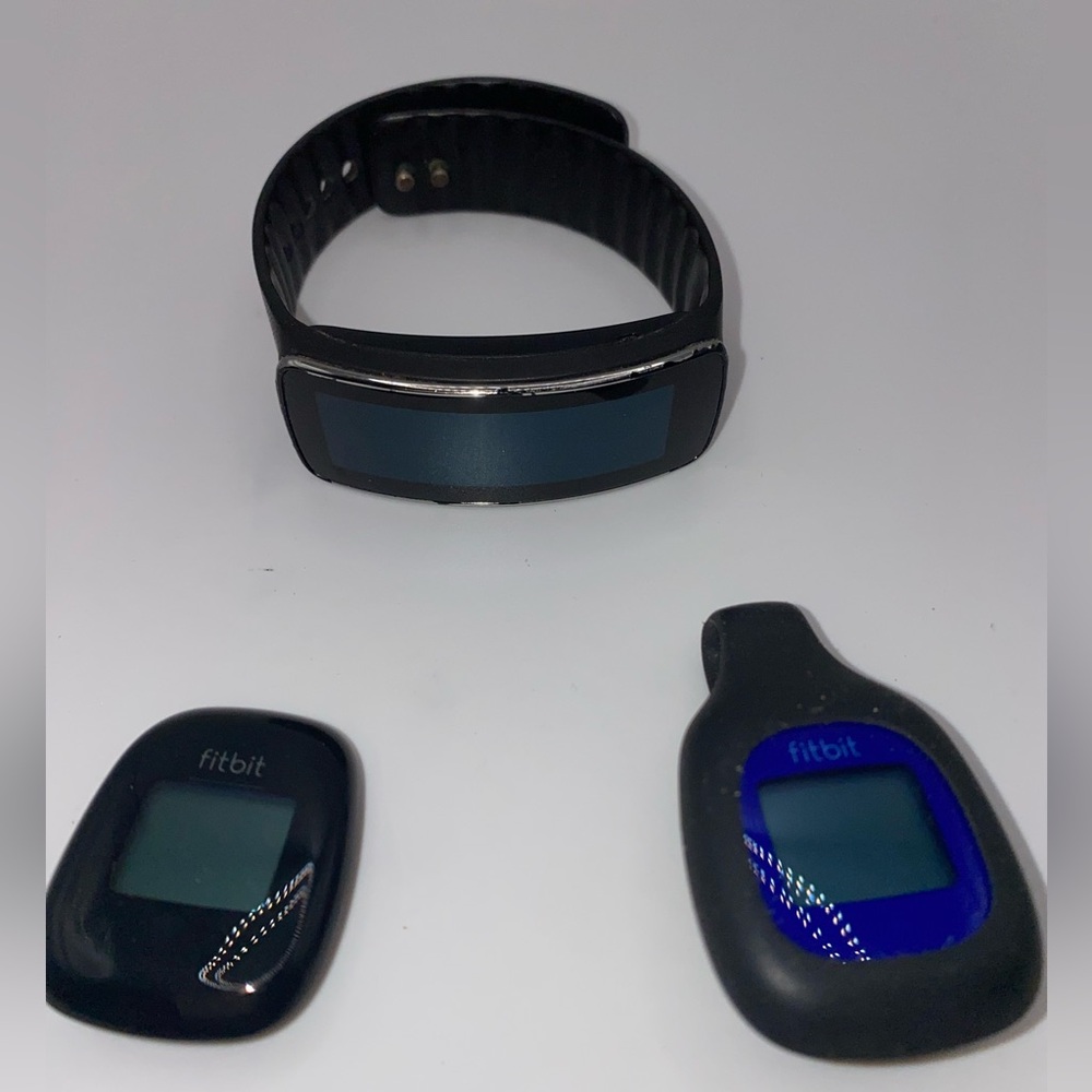 Fitbit Zip LOT OF 2 AND 1 SAMSUNG FITGEAR WATCH ADULT OWNED -UNTESTED